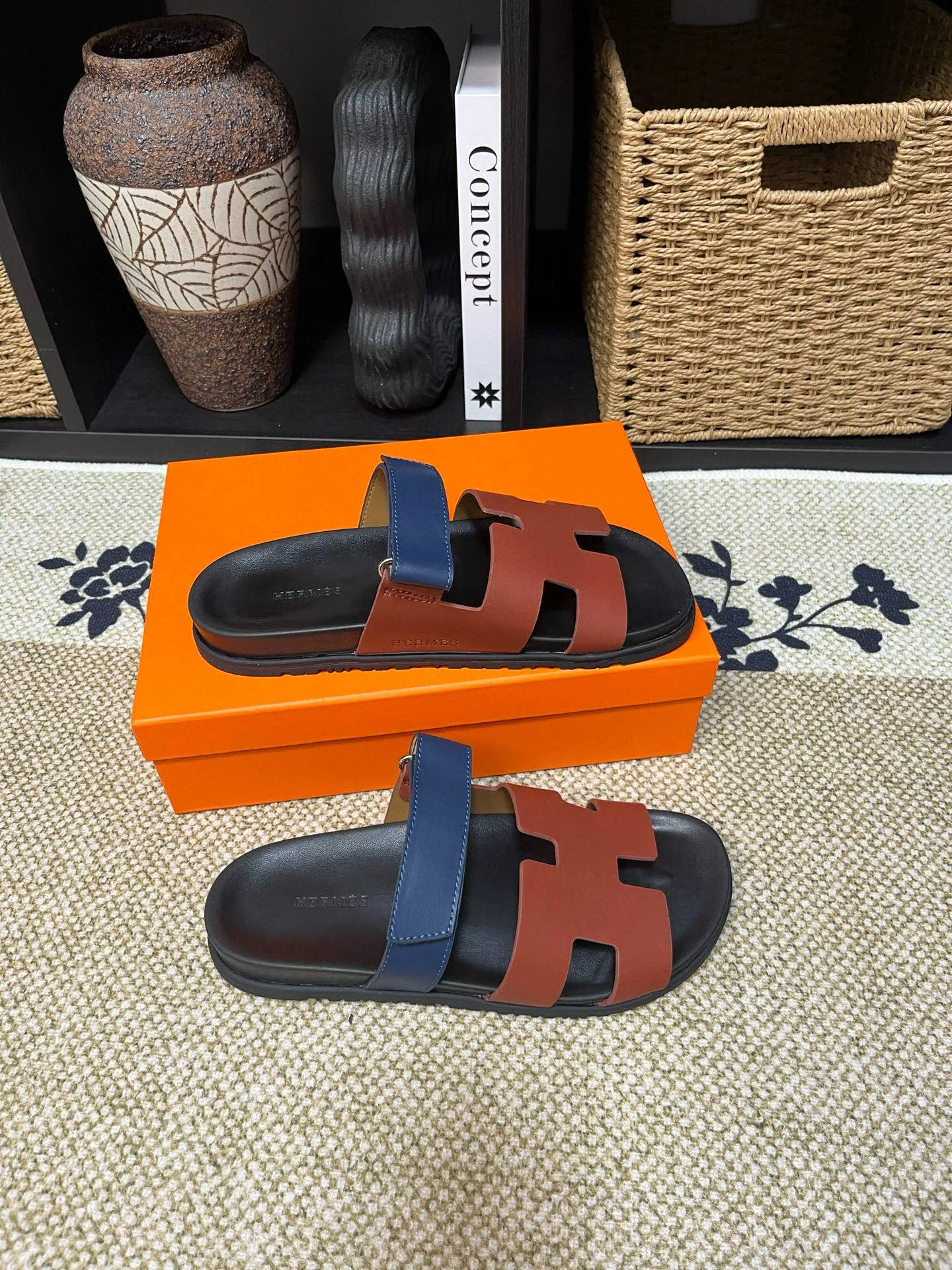 Factory price: 340💰Long-term availability Hermes men's Kazimir slippers for couples - top quality, Hermès woven calfskin functional sandals. The interwoven upper inspired by the "H" iconic pattern creates a casual look, which can be said to be a good companion for summer. Imported cowhide + cowhide lining + TU men's shoes💰Outsole Size: 35-46